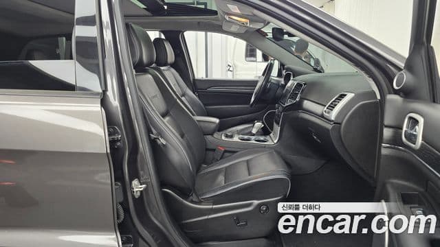 Jeep Grand Cherokee 2021 — Photo 26/32