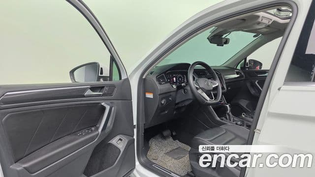 Volkswagen Tiguan 2022 — ფოტო 13/20