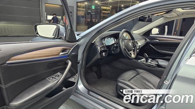 BMW 5 Series 2018 — Şəkil 10/20