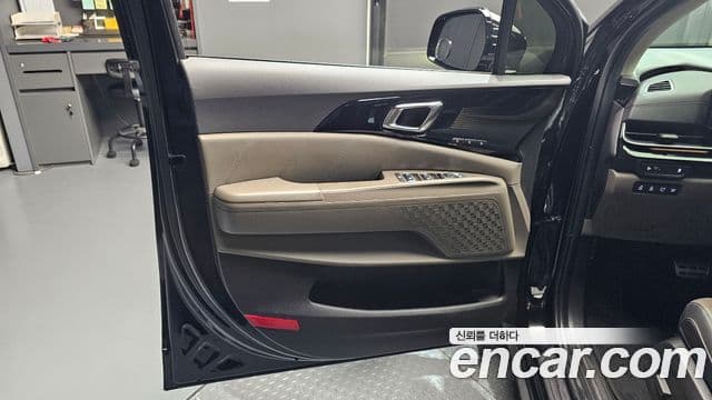 Kia Carnival 2023 — Photo 17/36