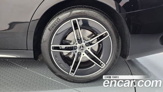 Mercedes-Benz E-Class 2024 — Photo 18/32