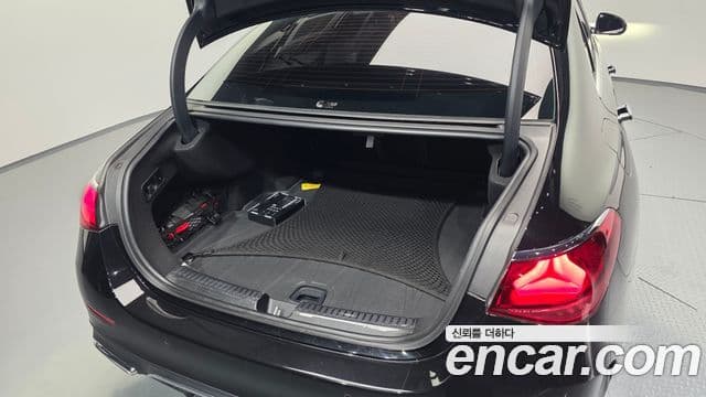 Mercedes-Benz E-Class 2024 — Photo 17/32