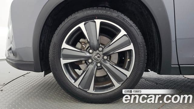 Lexus UX250h 2019 — ფოტო 5/20