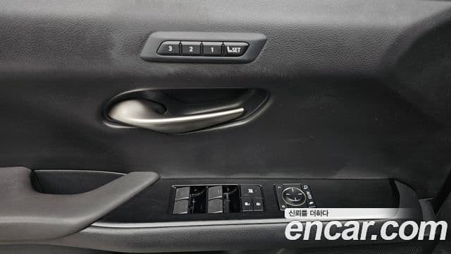 Lexus UX250h 2019 — ფოტო 17/20