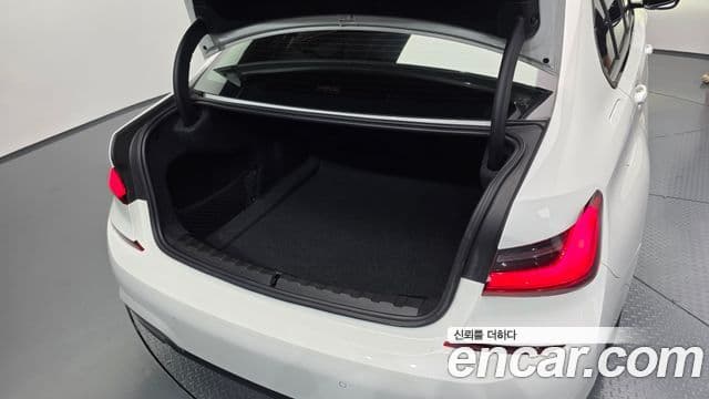 BMW 3 Series 2021 — Photo 8/32