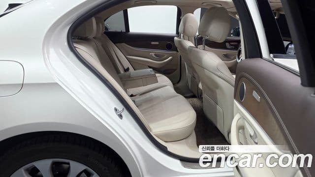 Mercedes-Benz E-Class 2020 — ფოტო 10/20