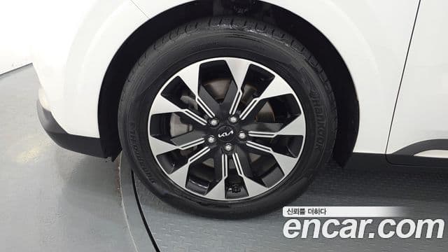 Kia Carnival 2023 — ფოტო 5/20