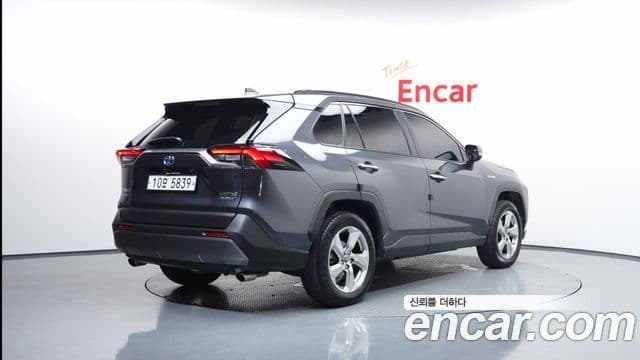 Toyota RAV4 2019 — ფოტო 2/20