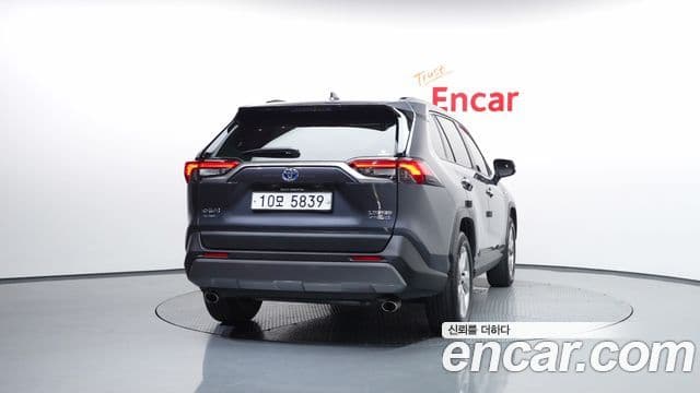 Toyota RAV4 2019 — ფოტო 4/20