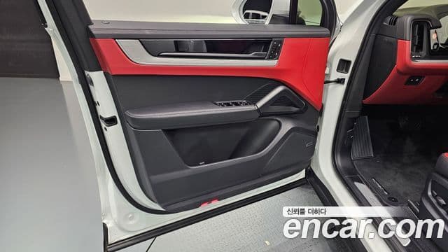 Porsche Cayenne 2025 — Photo 22/38