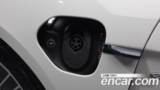 Porsche Taycan 2021 — ფოტო 16/36