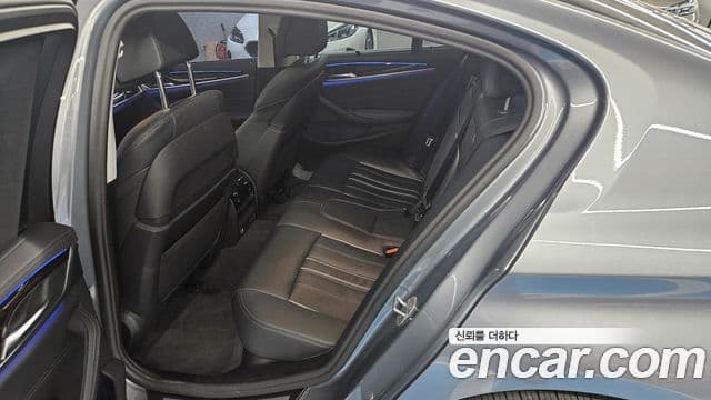 BMW 5 Series 2023 — фото 12 из 20