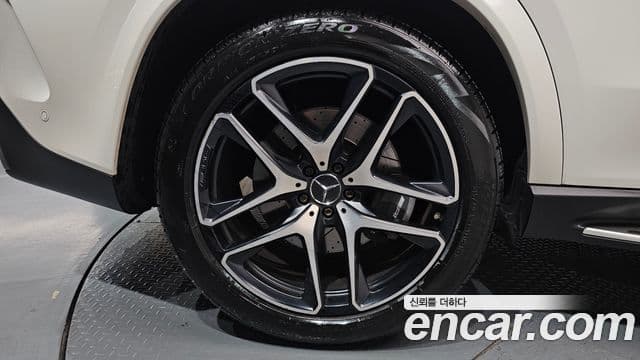 Mercedes-Benz GLE-Class 2022 — Photo 32/41