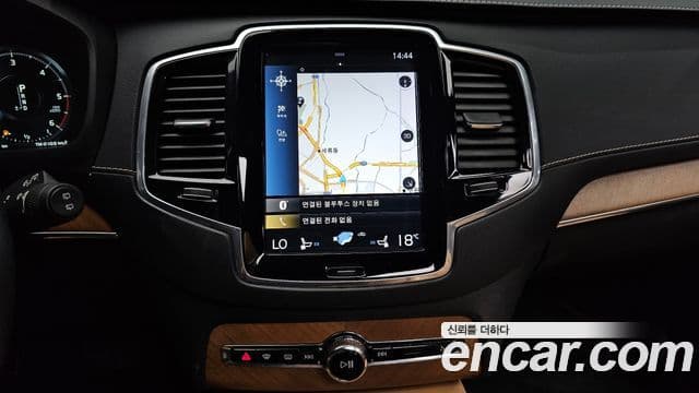 Volvo XC90 2019 — ფოტო 13/20