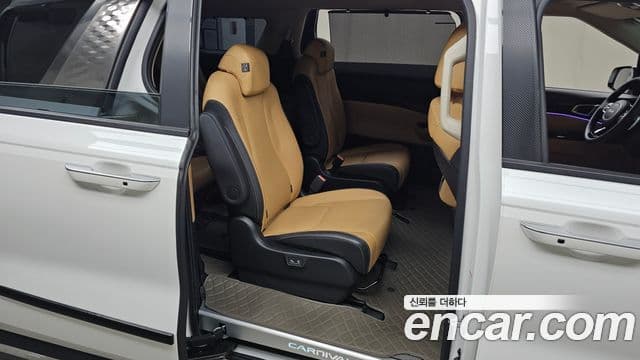 Kia Carnival 2023 — фото 11 из 20