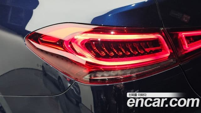 Mercedes-Benz GLE-Class 2021 — Photo 9/37