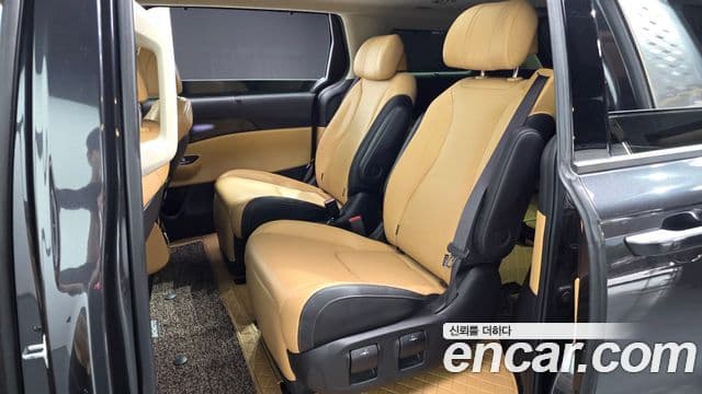 Kia Carnival 2022 — фото 12 из 20