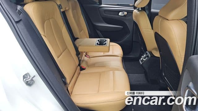 Volvo XC40 2020 — ფოტო 12/20