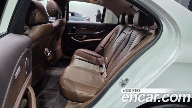 Mercedes-Benz E-Class 2019 — фото 11 из 20