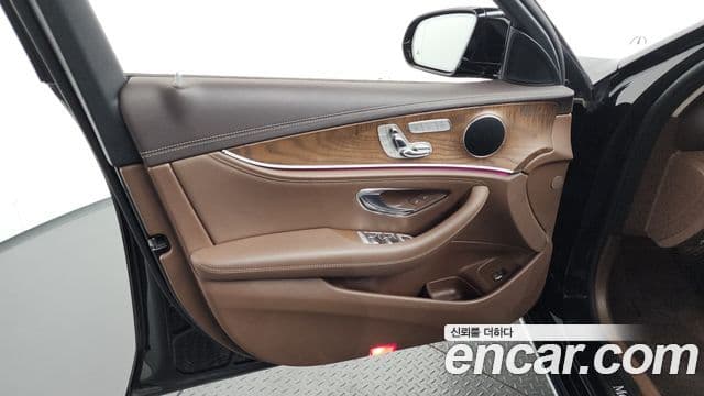 Mercedes-Benz E-Class 2019 — Photo 6/32