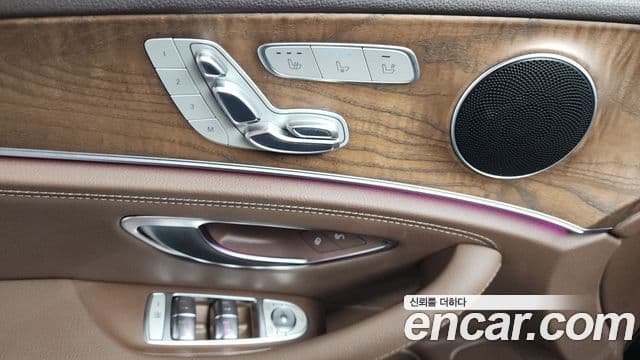 Mercedes-Benz E-Class 2019 — Photo 23/32
