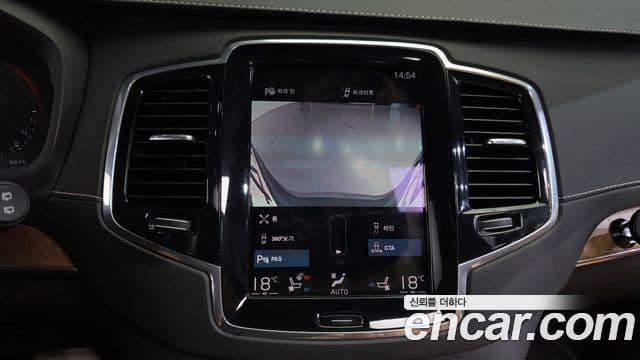 Volvo XC90 2020 — ფოტო 15/20