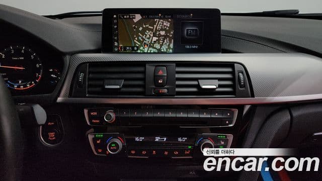 BMW 3 Series 2018 — фото 12 из 20