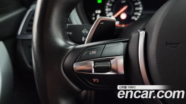 BMW 3 Series 2018 — фото 16 из 20