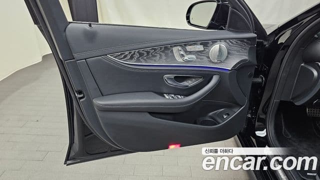 Mercedes-Benz E-Class 2022 — ფოტო 19/20