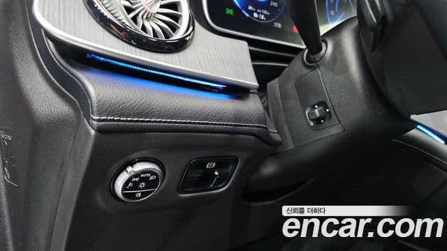 Mercedes-Benz EQE SUV 2023 — ფოტო 8/33