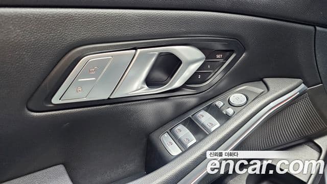 BMW 3 Series 2022 — фото 17 из 20
