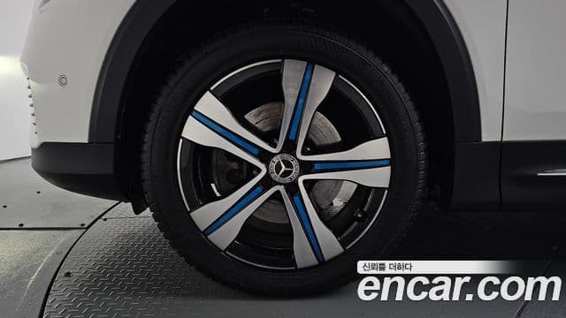 Mercedes-Benz EQB 2022 — ფოტო 15/35