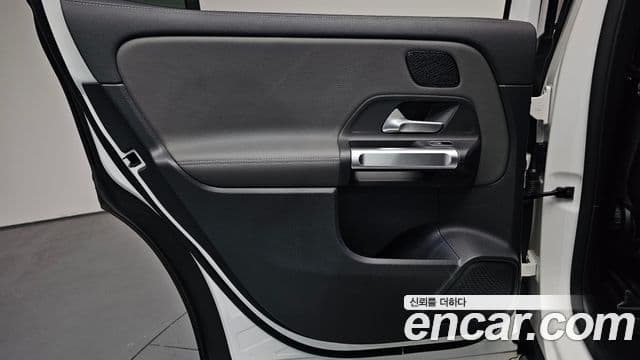 Mercedes-Benz EQB 2022 — ფოტო 21/35