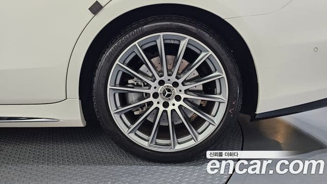 Mercedes-Benz S-Class 2021 — Photo 1/32