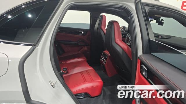 Porsche Cayenne 2021 — ფოტო 11/20