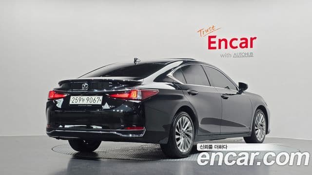 Lexus ES300h 2023 — фото 2 из 20