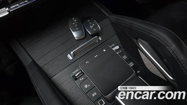 Mercedes-Benz GLE-Class 2025 — Photo 33/37
