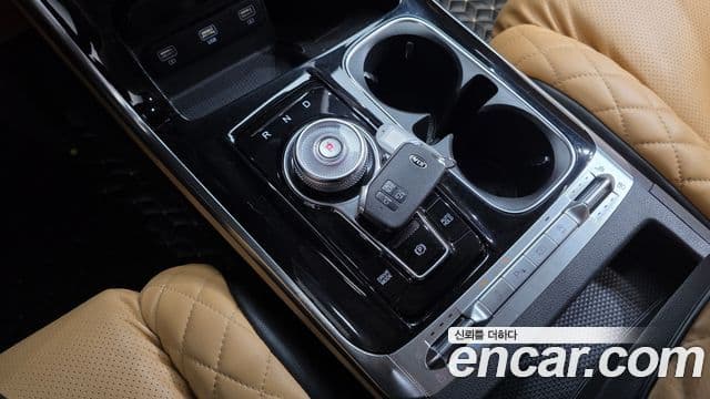 Kia Carnival 2021 — фото 9 из 20