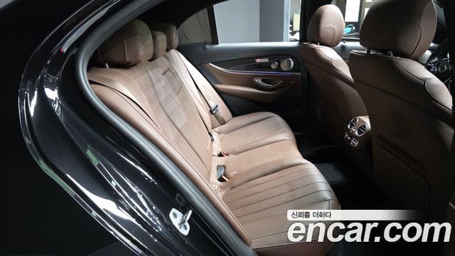 Mercedes-Benz E-Class 2022 — фото 11 из 20