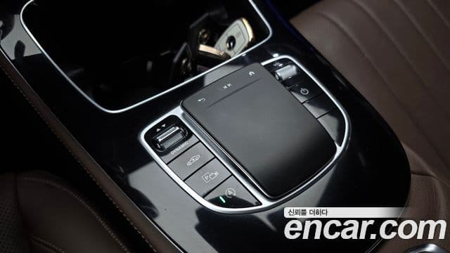 Mercedes-Benz E-Class 2022 — ფოტო 17/20