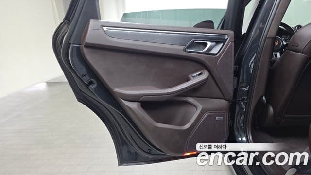 Porsche Macan 2020 — Photo 29/30