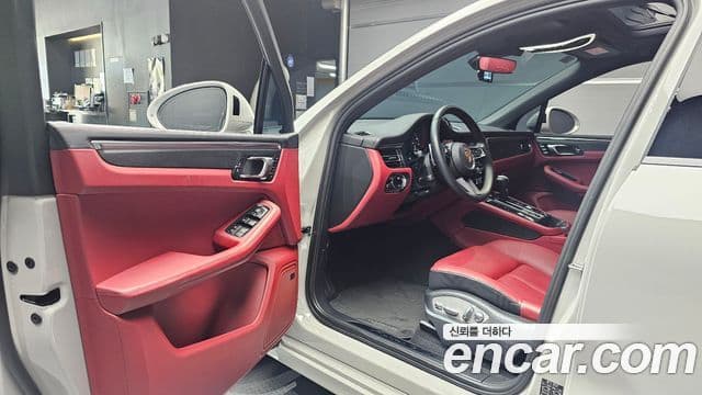 Porsche Macan 2023 — фото 10 из 20