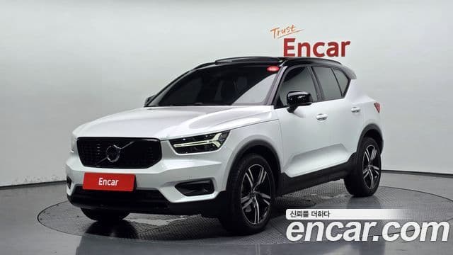 Volvo XC40 2021 — ფოტო 1/20
