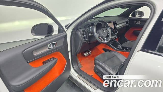 Volvo XC40 2021 — ფოტო 10/20