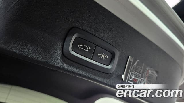Volvo XC40 2021 — ფოტო 19/20