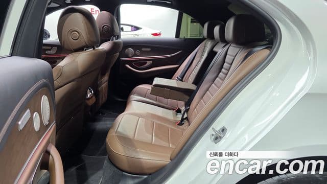 Mercedes-Benz E-Class 2022 — фото 11 из 20