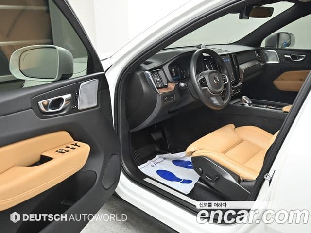Volvo XC60 2022 — Şəkil 10/20