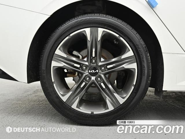 Kia K5 2021 — ფოტო 17/20