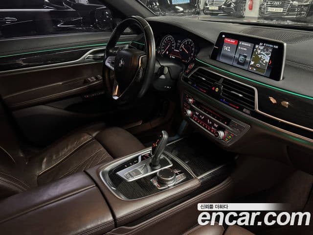 BMW 7 Series 2018 — фото 13 из 20