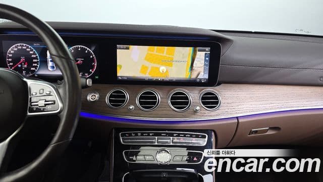 Mercedes-Benz E-Class 2018 — ფოტო 14/20